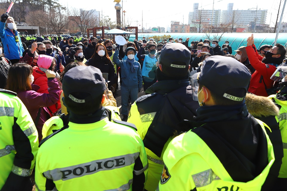 ▲ 김진숙 지도위원과 희망뚜벅이 참가자들이 오후 행진을 시작하면서 가로 막는 경찰에게 항의하고 있다.