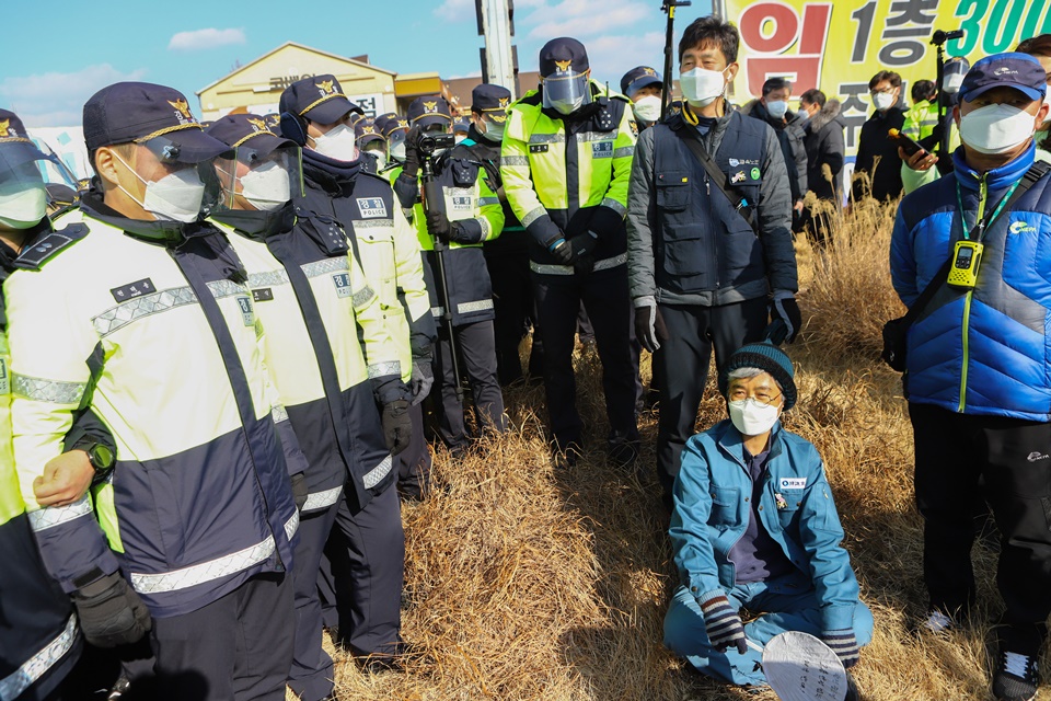 ▲ 김진숙 지도위원과 희망뚜벅이 참가자들의 행진을 경찰이 가로막았다. 김 지도원이 경찰 앞에서 항의하고 있다.