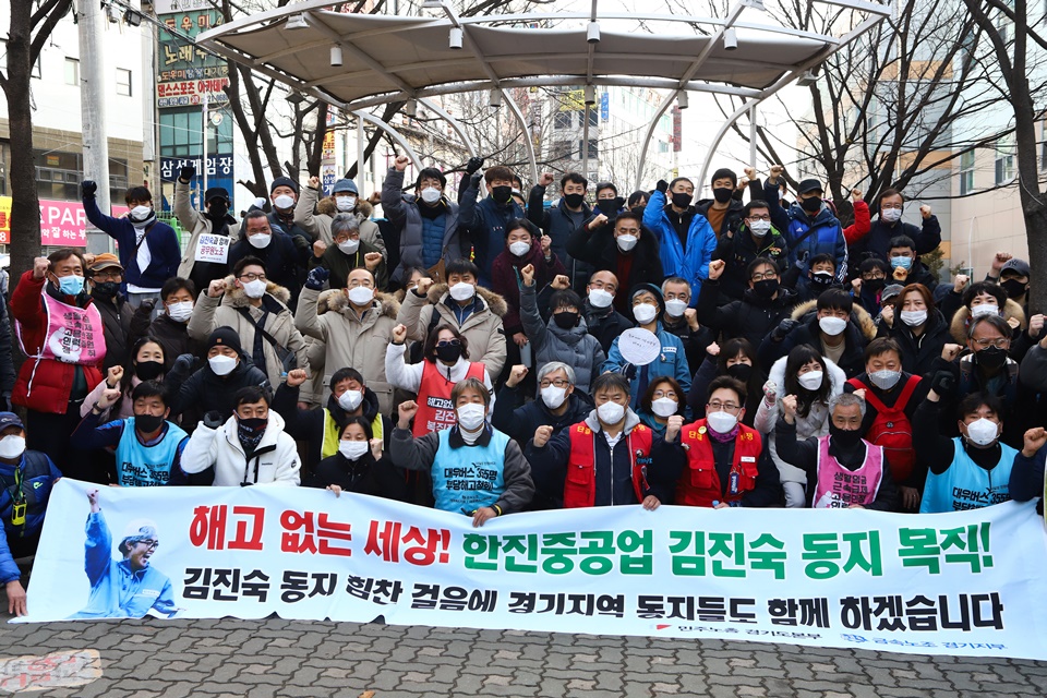 ▲ 김진숙 지도위원이 30일차 희망뚜벅이를 마친 뒤 병점역 앞에서 참가자들과 기념촬영을 하고 있다.