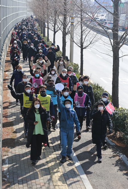 ▲ 김진숙 지도위원과 희망뚜벅이 참가자들이 병점역을 향해 걷고 있다.