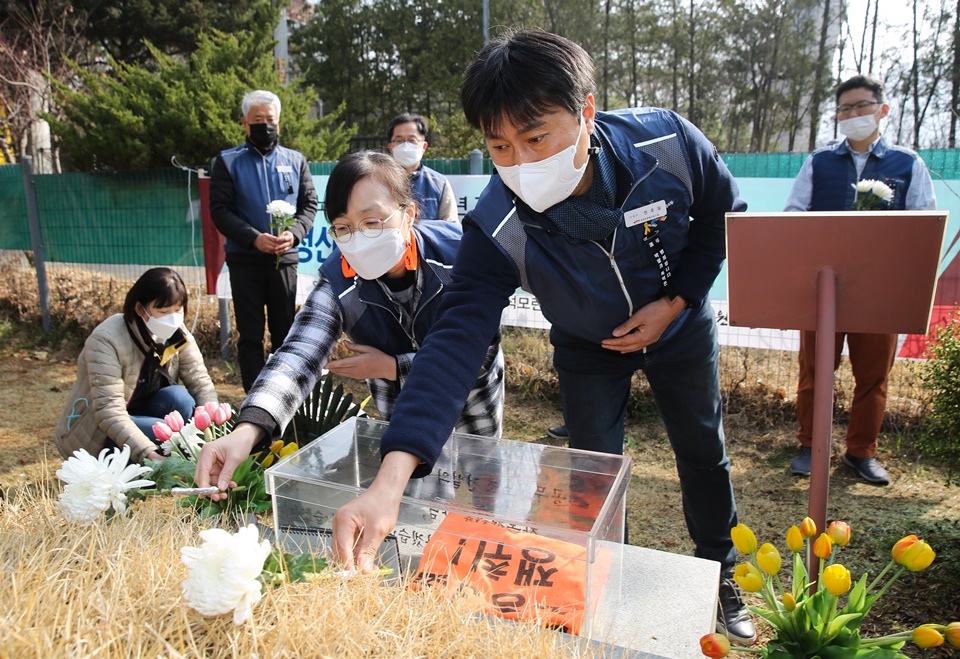 ▲ 전호일 위원장과 김수미 부위원장이 초대 차봉천 위원장 묘역에 헌화하고 있다.