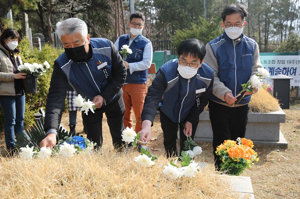 ▲ 사무처 간부들이 서울본부 시청지부 안현호 전 조직부장의 묘역에 헌화하고 있다.