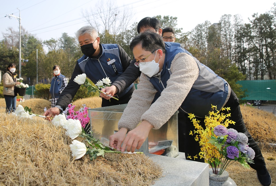 ▲ 사무처 간부들이 경기본부 김원근 전 본부장 묘역에 헌화하고 있다.