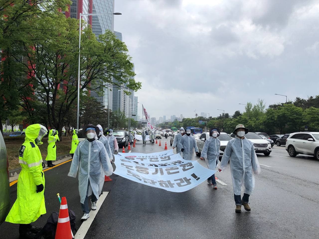  서울대회에 참가한 공무원노조 조합원들이 여의도에서 공덕역까지 행진하고 있다
