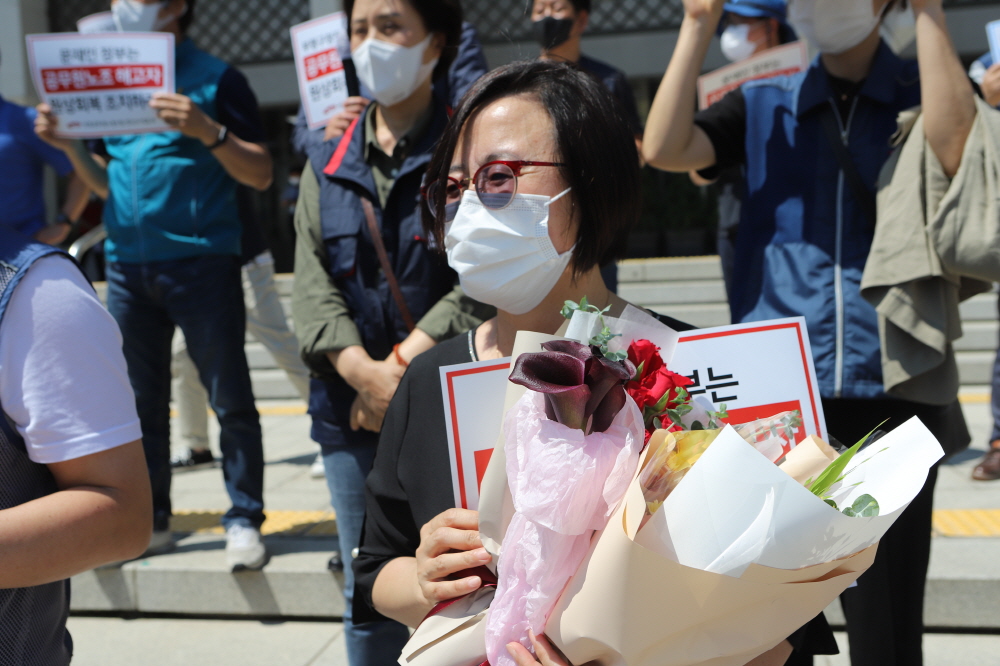 ▲ 인천본부 조합원이 복직을 축하하는 꽃다발을 전달했다.