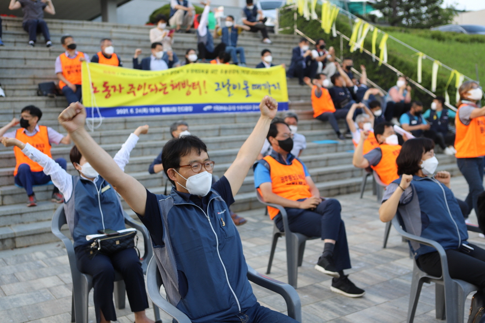▲ 촛불문화제 참가자들이 민중가수 박준의 공연에 맞춰 기지개를 펴고 있다.