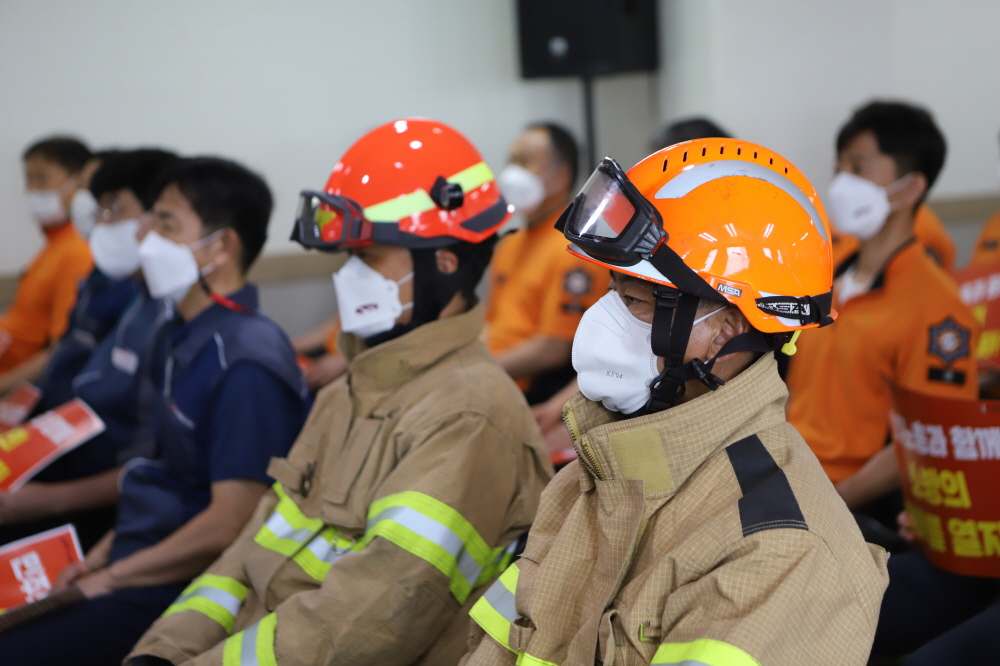 ▲ 소방본부 조합원들이 화재진압복을 입고 기자회견에 참석하고 있다.