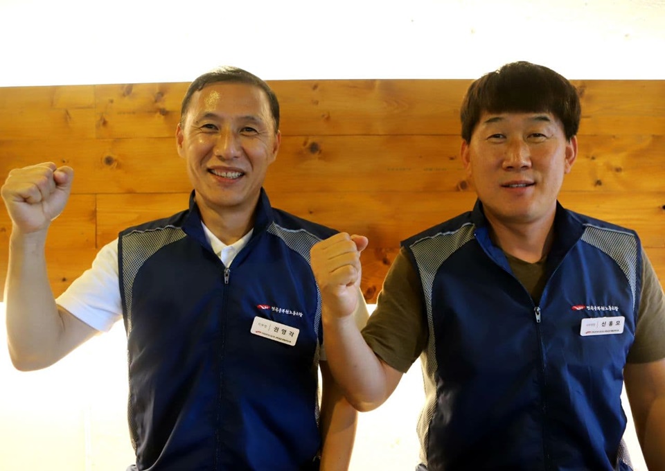 강원소방지부 권영각 지부장(좌)과 신홍모 사무국장