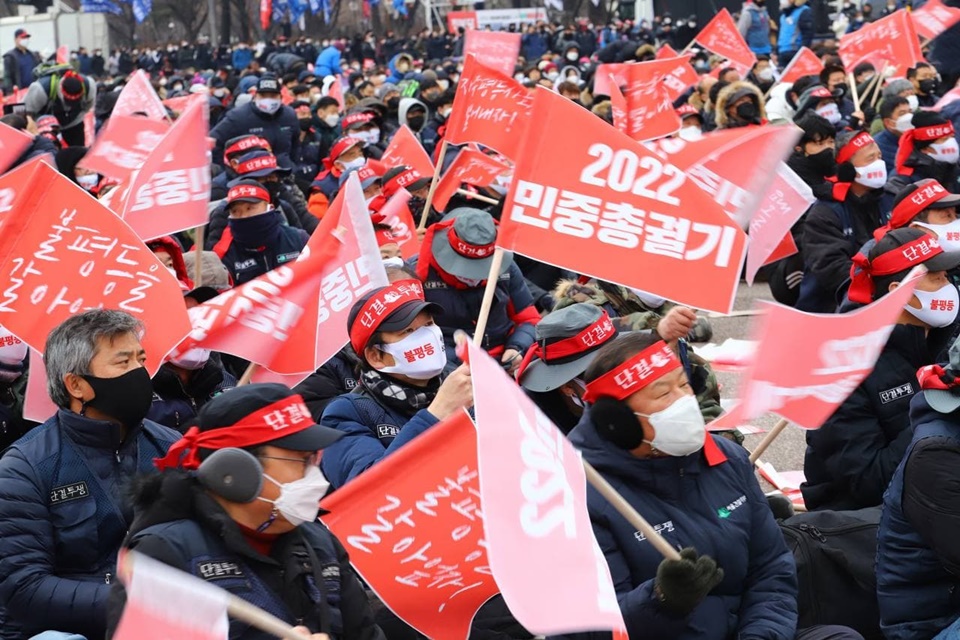 ▲ 민중총궐기 참가자들이 다함께 깃발을 흔들고 있다.