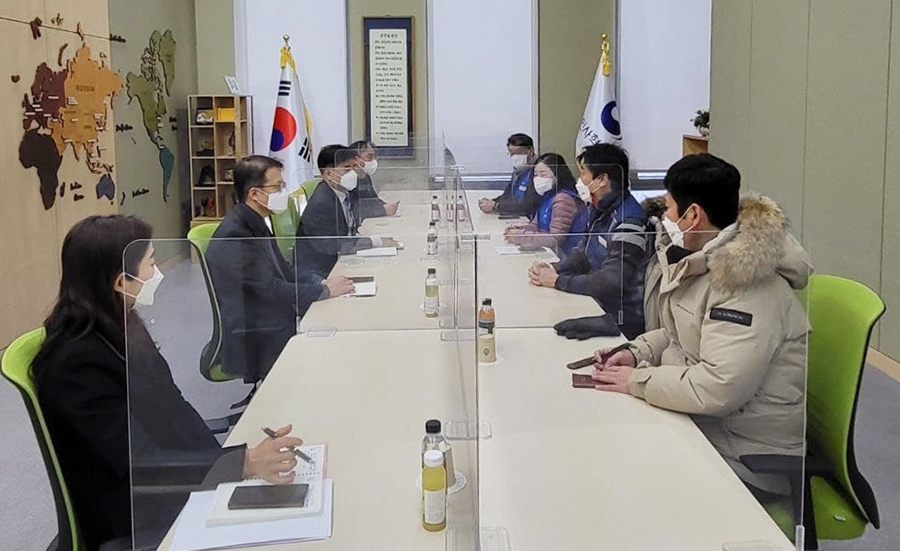 ▲ 공무원노조 전호일 위원장과 김태성 사무처장이 인사혁신처 차장을 면담하고 있다.
