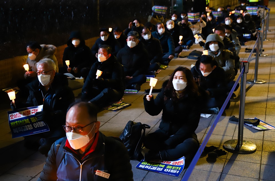 ▲ 서울본부 조합원들이 촛불문화제에서 촛불을 들고 있다.