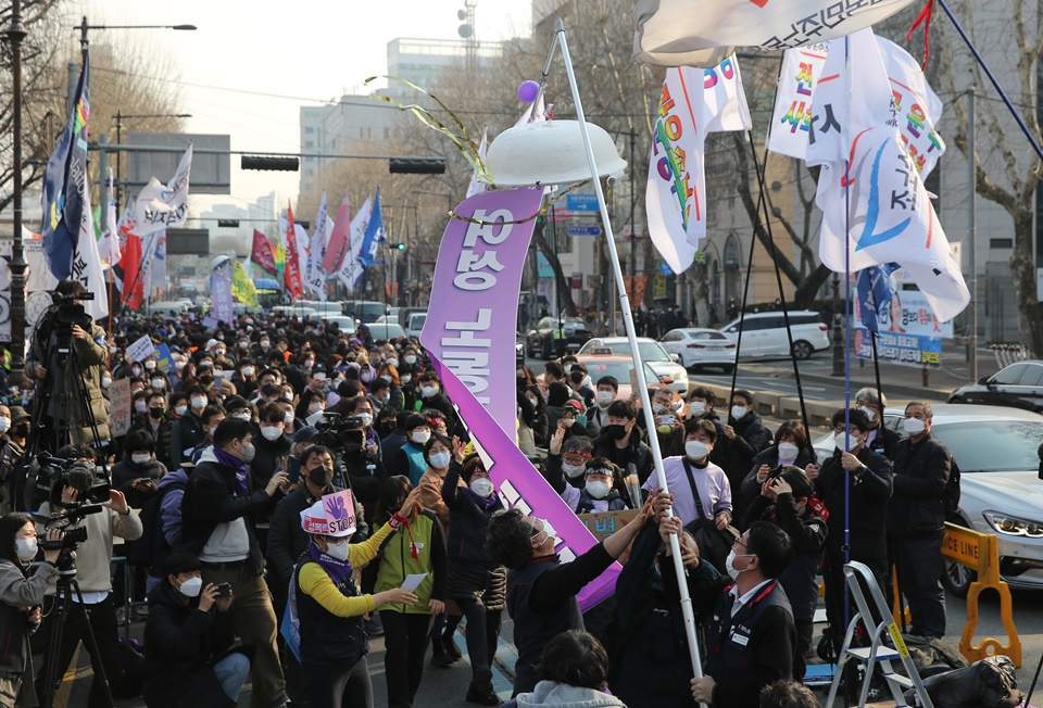 ▲ 세계여성의날 정신계승 전국노동자대회 참가자들이 '차별과 혐오의 박'을 터트리고 있다.