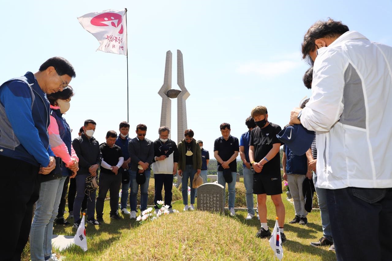 ▲ 공무원노조 조합원들이 망월동 5.18 국립묘지에서 참배하고 있다.