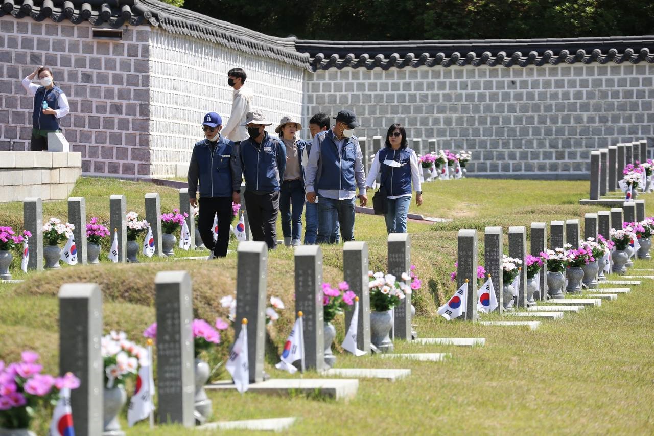 ▲ 공무원노조 조합원들이 망월동 5.18 국립묘지를 둘러보고 있다.