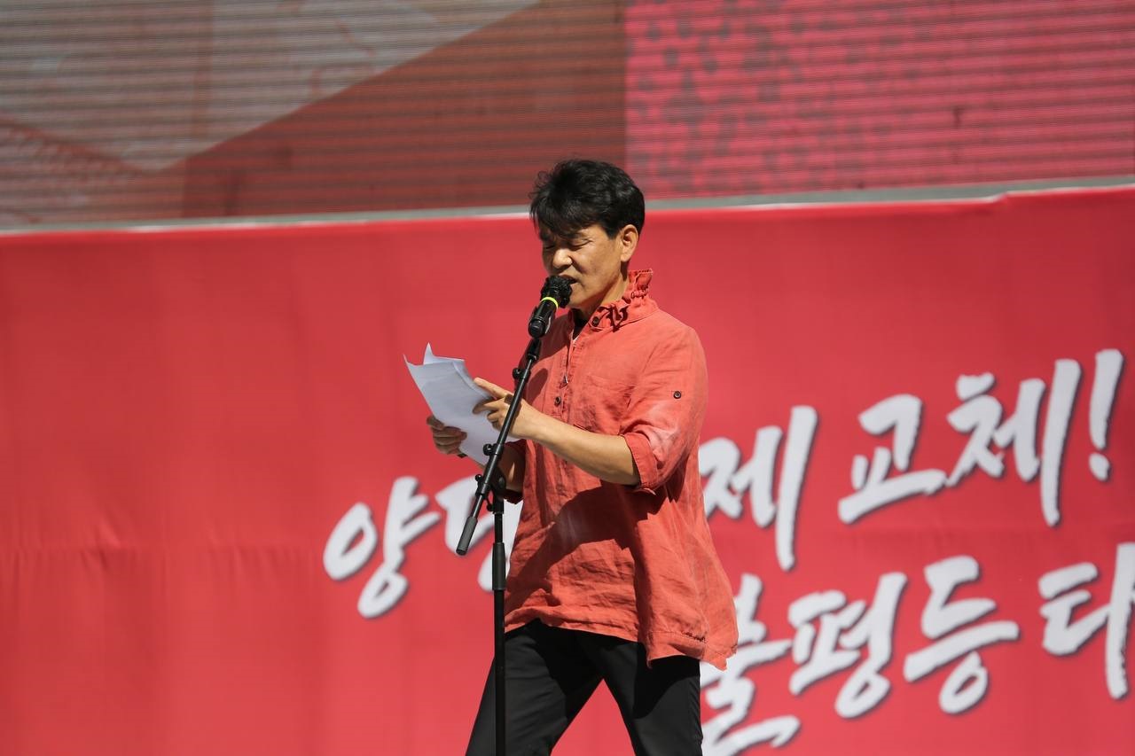 ▲ 민예총 박종화 대표가 5.18 노동자대회에서 김남주 시인의 시 ‘학살’을 낭송하고 있다.