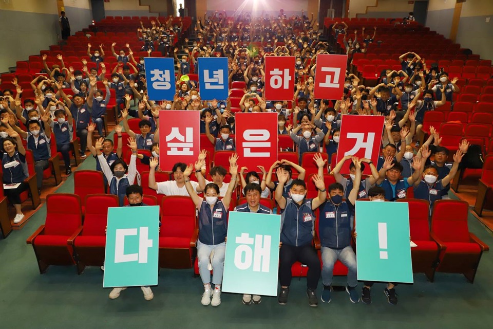 ▲ 전간부수련회 참가자들이 김재현 청년부위원장의 청년사업 관련 강의가 끝난 뒤 단체사진을 촬영하고 있다.