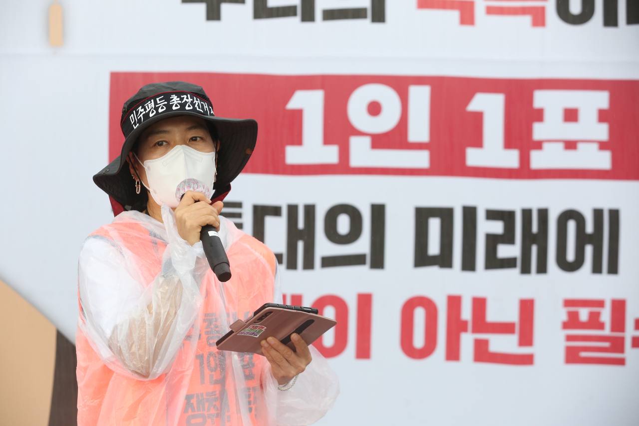 ▲ 공무원노조 박현숙 부위원장이 결의대회에서 투쟁사를 하고 있다.