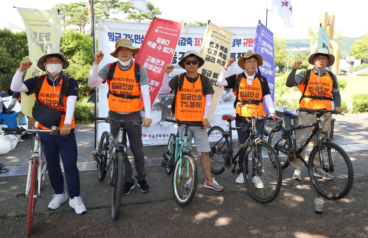▲ 농성 투쟁 참가자들이 자전거 선전전에 앞서 기념촬영을 하고 있다.