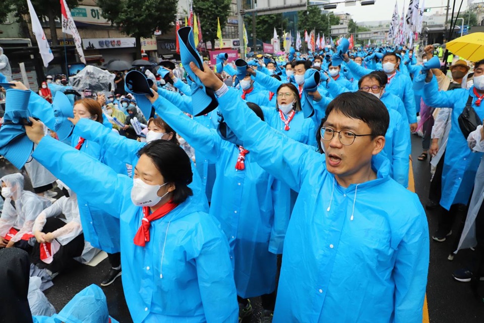 ▲ 민주노총 통일선봉대 대원들이 815 노동자대회에서 통일선봉대가를 부르고 있다.