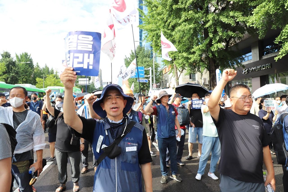▲ 공무원노조 조합원들이 용산 대통령실을 향해 행진하고 있다.