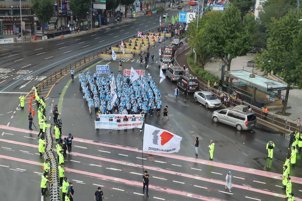 ▲ 민주노총 조합원들이 용산 대통령실을 향해 행진하고 있다.