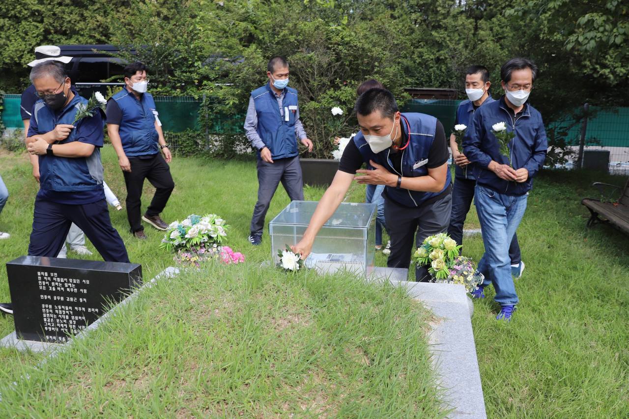 ▲ 고 차봉천 초대 위원장 14주기 추모식 참가자들이 김원근 전 경기본부장의 묘역에 헌화하고 있다.