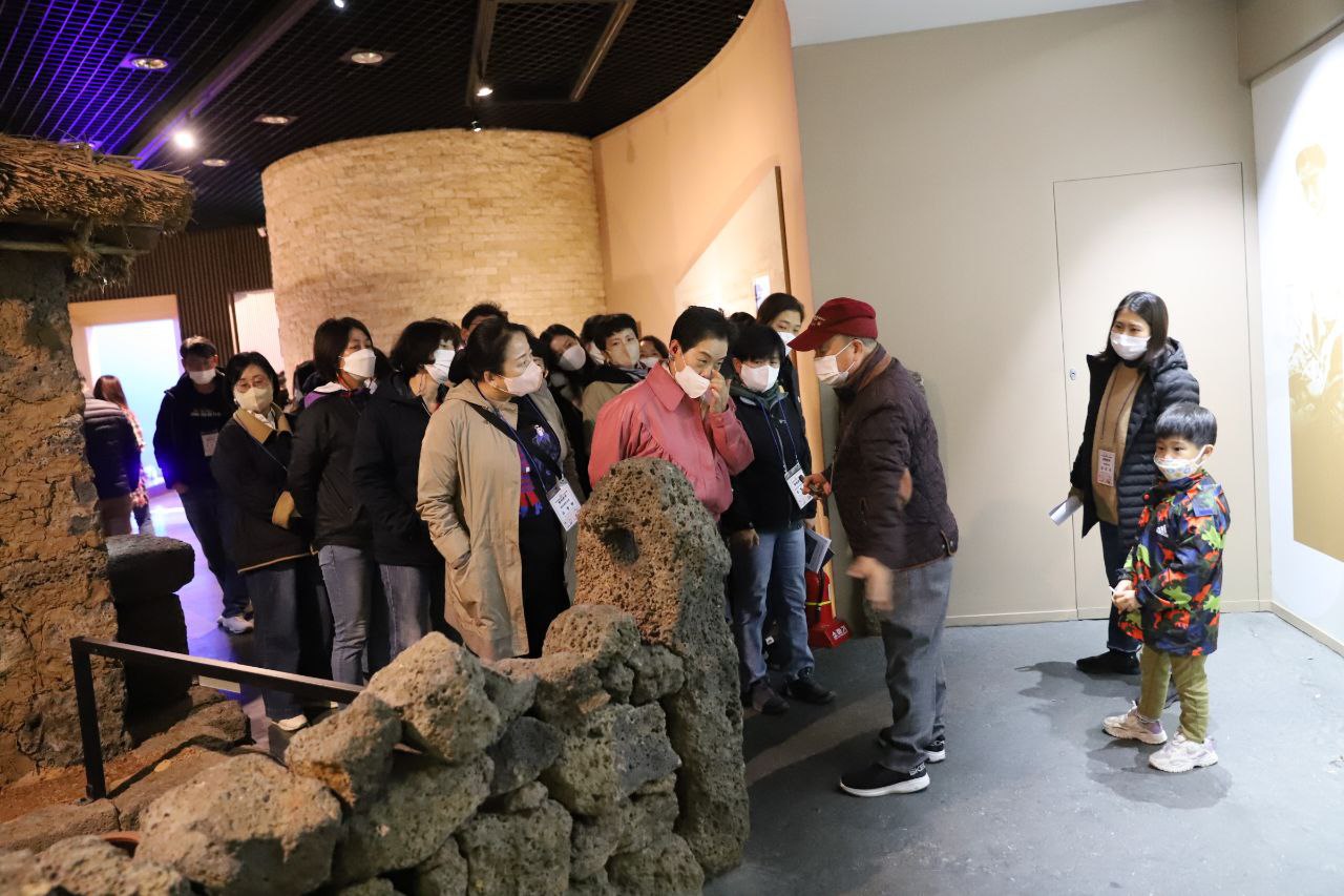 ▲ 참가자들이 해녀박물관을 둘러보고, 항일해녀투쟁 90주년을 기념했다.