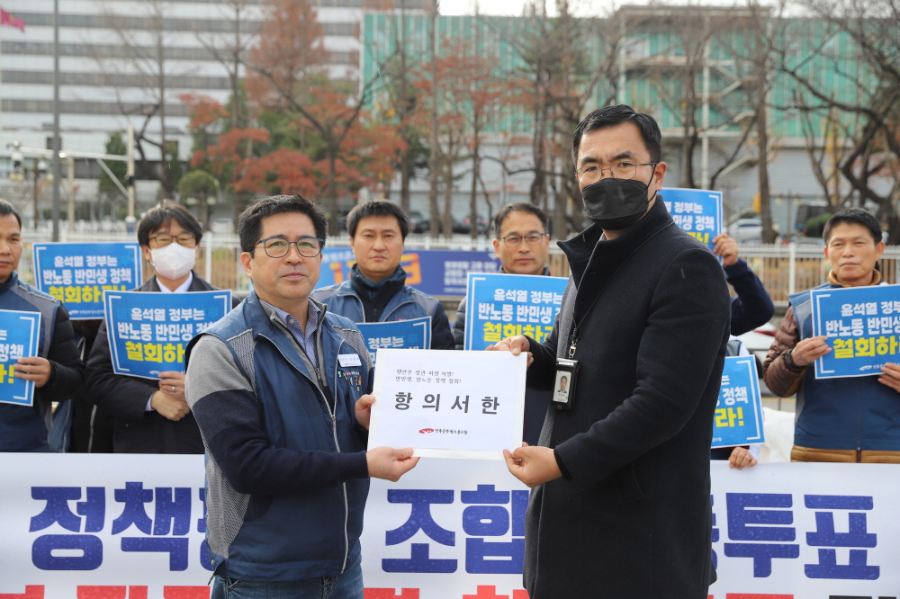 ▲ 공무원노조 박중배 대변인이 대통령실에 항의서한을 전달하고 있다.