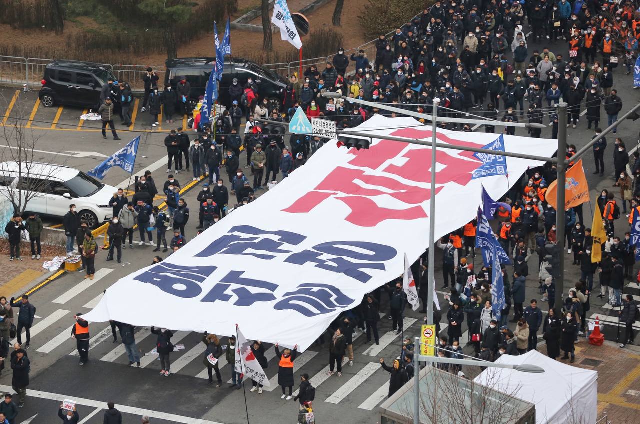 ▲ 민중대회 참가자들이 '윤석열 정권 심판'이라고 적힌 대형 현수막을 펼치고 있다.