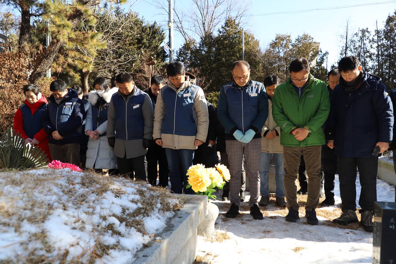 ▲ 공무원노조 시무식 참가자들이 서울본부 서울시청지부 안현호 전 조직부장의 묘역을 참배하고 있다.