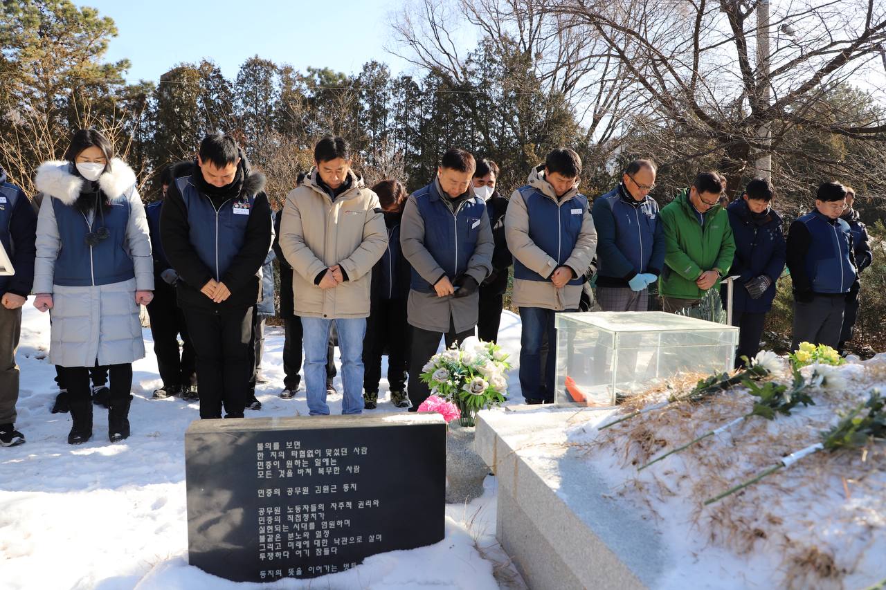 ▲ 공무원노조 시무식 참가자들이 경기본부 김원근 전 본부장의 묘역을 참배하고 있다.