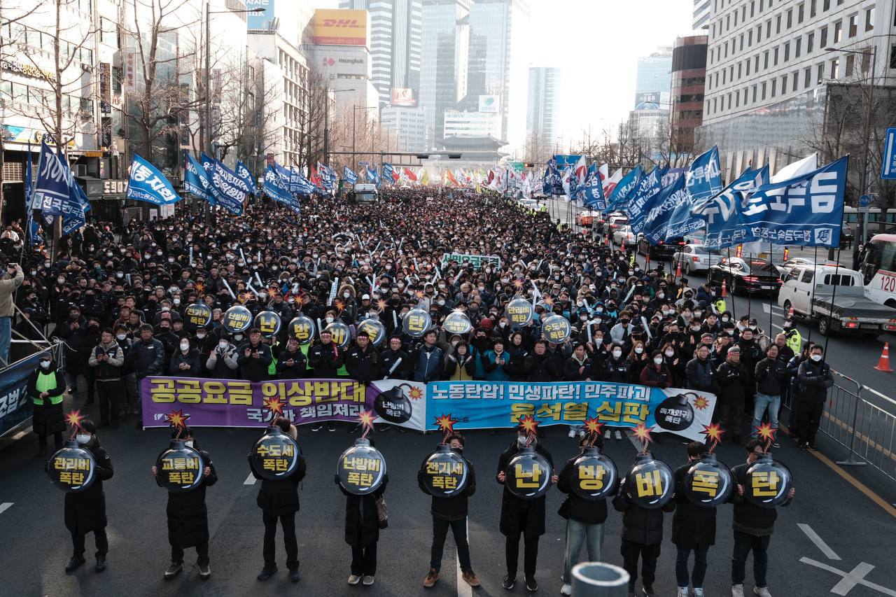 ▲ 민주노총 결의대회 참가자들이 숭례문 앞에서 정리집회를 진행하고 있다.
