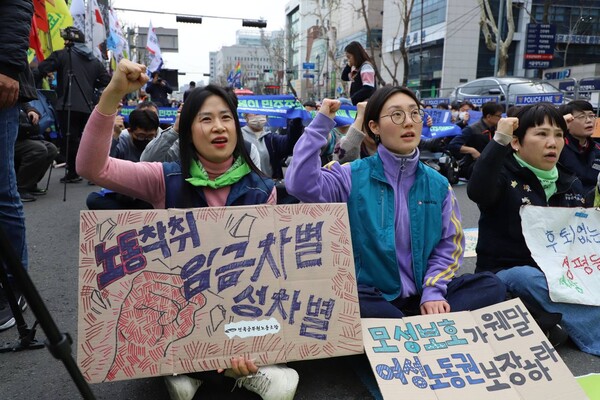 공무원노조 박시현 부위원장이 노동자대회에서 구호를 외치고 있다.