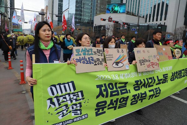  공무원노조 성평등위원장인 박시현 부위원장이 사전대회 행진을 하고 있다.