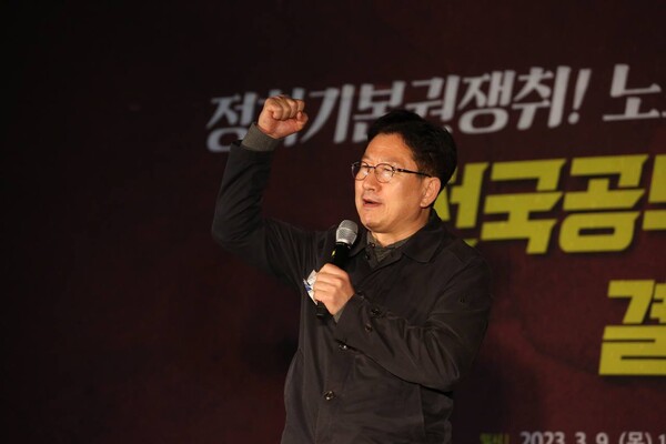 울산 진보 3당 공동협의기구 김진석 실행위원장이 발언하고 있다.