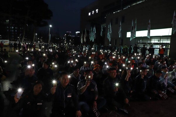 공연이 진행되는 가운데 참가자들이 휴대폰으로 불빛을 밝히고 있다.