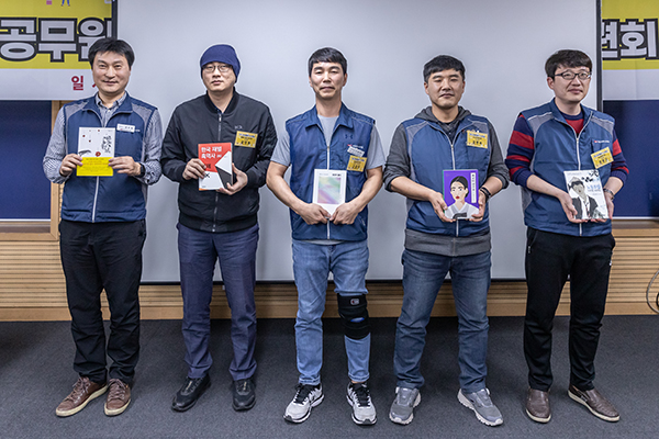 게임에서 이긴 참가자들이 김종구 소방본부 교육부장이 준비한 책 선물을 받고 기념촬영을 하고 있다. 