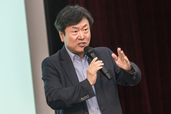 김누리 중앙대 교수가 '거대위기의 시대, 대한민국 대전환'이라는 주제로 강의하고 있다. 