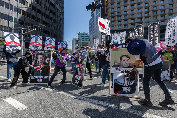 윤석열 정부의 노동개악을 규탄하는 상징의식을 하고 있다.  