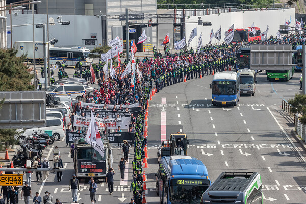 민주노총 단위노조 대표자 결의대회 참가자들이 서울시청을 향해 행진하고 있다. 