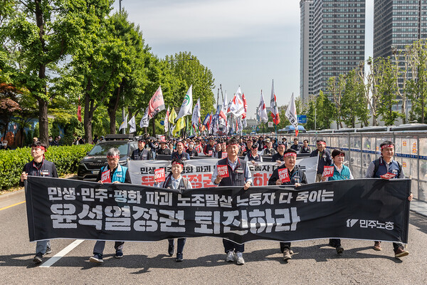 공무원노조 전호일 위원장을 비롯한 대표단을 선두로 참가자들이 행진하고 있다. 