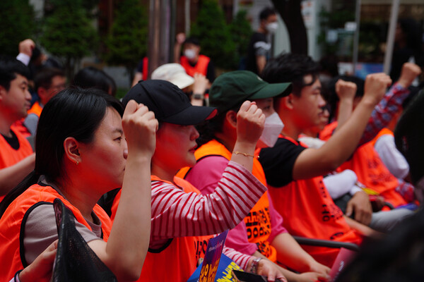 대구 공무원노동자 총궐기 대회에 참가한 대구본부 조합원들이 구호를 외치고 있다.