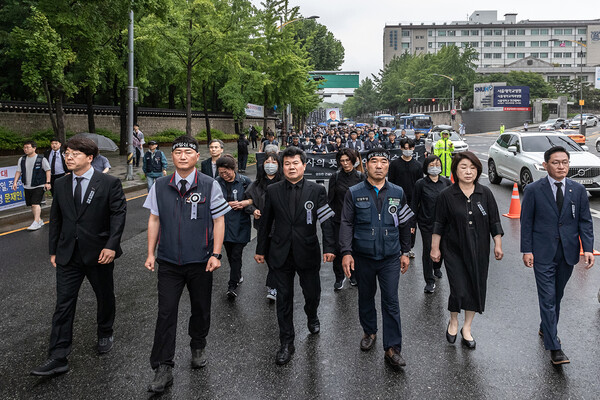 양회동 열사 장례행렬이 노제가 열리는 경찰청으로 향하고 있다. 