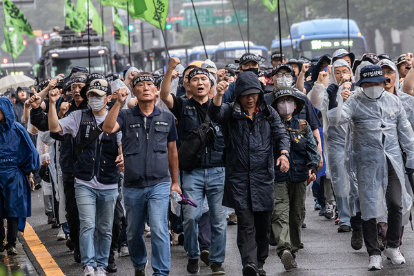 양회동 열사 장례행렬이 노제가 열리는 경찰청으로 향하고 있다. 