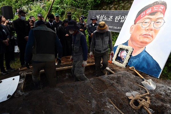 마석 모란공원 민주열사 묘역에서 양회동 열사의 하관식이 진행되고 있다. 