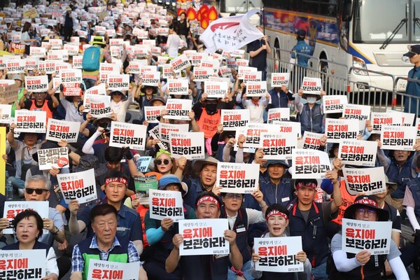 후쿠시마 핵오염수 해양투기 저지 3차 범국민대회에 함께한 공무원노조 조합원들이 구호를 외치고 있다. 
