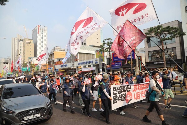 공무원노조가 후쿠시마 핵오염수 해양투기 저지 3차 범국민대회가 열리는 서울시청 방향으로 행진하고 있다. 