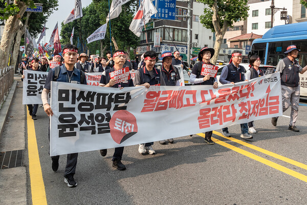 참가자들이 서울시청 방향으로 행진하고 있다. 