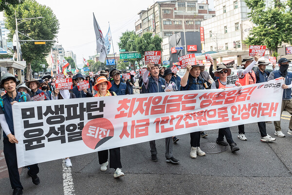 공무원노조가 후쿠시마 핵오염수 해양투기 저지 3차 범국민대회가 열리는 서울시청 방향으로 행진하고 있다. 