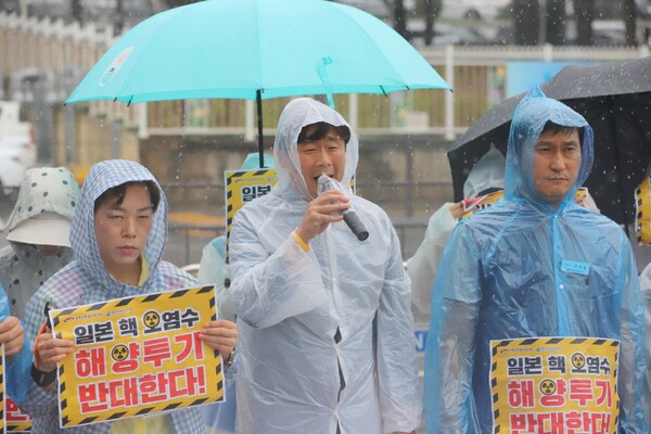 일본 방사능 오염수 해양투기 저지 공동행동 김병혁 상황실장이 연대 발언을 하고 있다. 